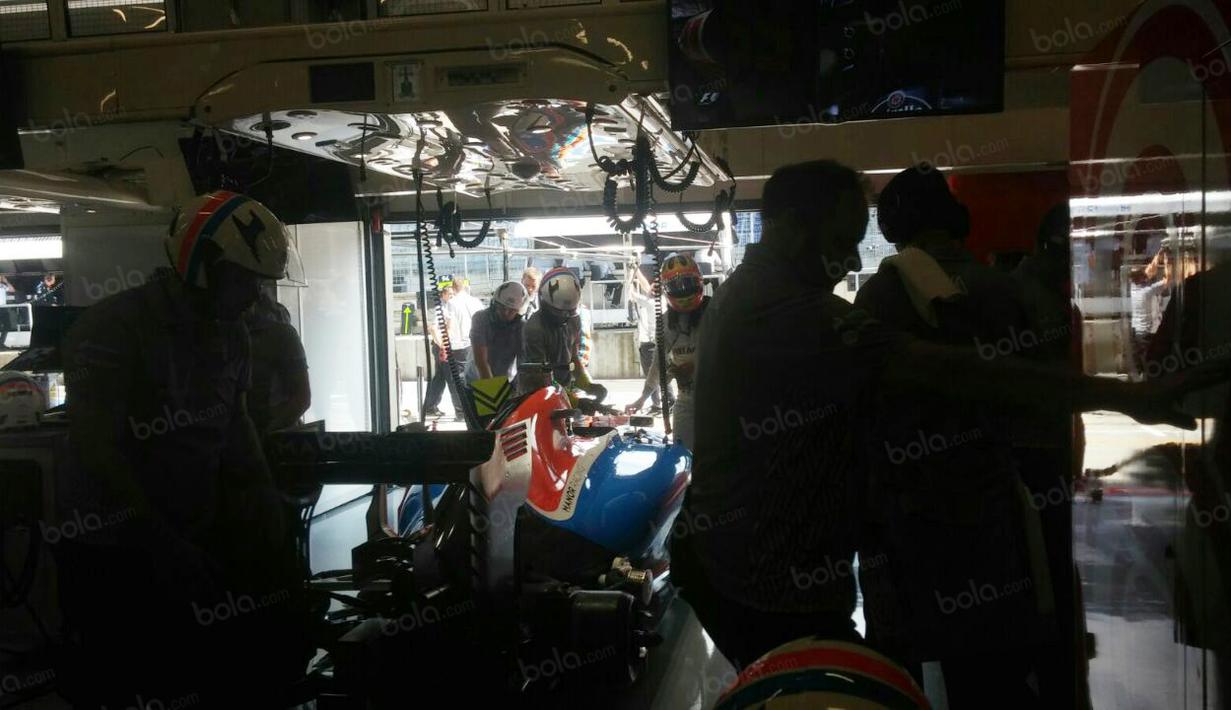 Tim Teknisi Manor Racing, Rio Haryanto tengah sibuk mempersiapkan mobil MRT 05 di paddock usai menjalani free practice ke-2 di Sirkuit Red Bull Ring, Austria, (1/7/2016). (Bola.com/Reza Khomaini)