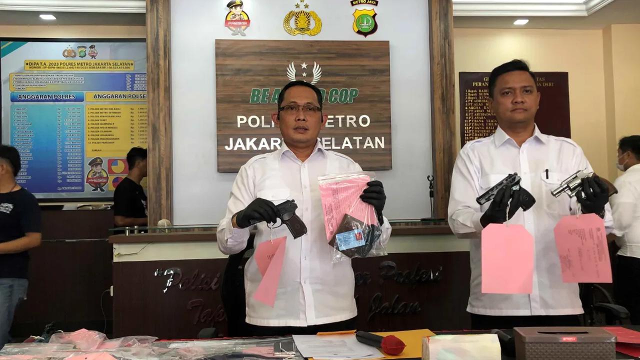 Terakhir, tersangka inisial MN, menodongkan senjata jenis revolver dan sebagai pengawas situasi di area bawah di tempat kejadian perkara.