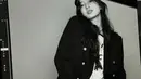 Pekerja industri kreatif bisa tiru OOTD Bae Suzy yang satu ini. Ia padukan t-shirt dengan blazer dan jeans. Tak ketinggalan snapback hat jadi sentuhan boyish [@skuukzky]