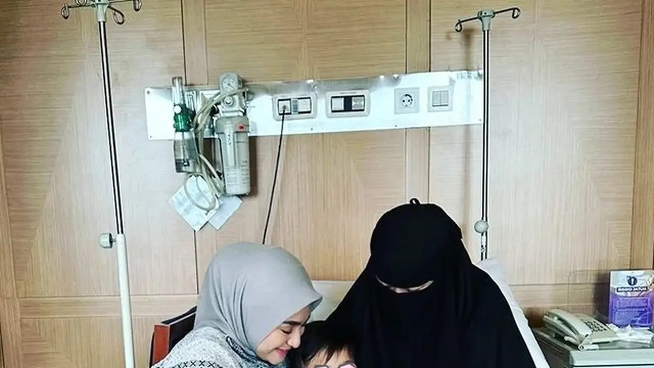 6 Potret Nathalie Holscher dan Umi Pipik, Sempat Nangis hingga Ingin Lepas Hijab