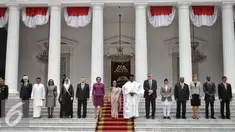 Para Duta Besar Luar Biasa dan Berkuasa Penuh (LBBP) Designate Resident dan Designate Non Resident untuk Republik Indonesia berfoto bersama usai Penyerahan Surat-Surat Kepercayaan di Istana Merdeka, Jakarta, Rabu (3/2/2016). (Liputan6.com/Faizal Fanani)