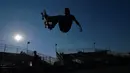 Snowboarder Shaun White berlatih skateboard di World Park Skateboarding Championship di Sao Paulo, Brasil, Senin (9/9/2019). Snowboarder gaya bebas peraih tiga medali emas Olimpiade tersebut memutuskan untuk bersaing secara profesional di skateboarding. (Carl De Souza/AFP)