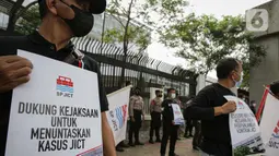 Serikat pekerja JICT menggelar aksi di depan Gedung Kejaksaan Agung, Jakarta, Jumat (30/4/2021). Dalam aksinya mereka mendukung upaya Kejagung untuk mengusut kasus dugaan tindak pidana korupsi terkait  perpanjangan kontrak pelabuhan petikemas nasional JICT. (Liputan6.com/Faizal Fanani)