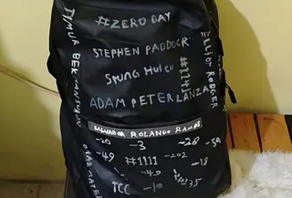 Densus 88 Antiteror Polri menyatakan bahwa tas milik pelajar pelempar molotov di SMPN 3 Sungai Raya tertulis sejumlah nama dari pelaku penembakan massal. (Foto: Antara)