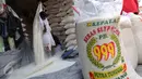 Pekerja tengah memindahkan beras di Pasar Induk Cipinang, Jakarta, Jumat (18/9/2015). Harga beras mengalami kenaikan hingga 14 persen dari harga tahun lalu yang disebabkan oleh melonjaknya biaya produksi mencapai 20 persen. (Liputan6.com/Angga Yuniar)