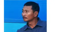 Djoko Susilo, pelatih tim Pra PON Papua galau karena jadwal kualifikasi diundur ke November. (Bola.com/Robby Firly)
