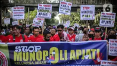 Puluhan orang yang tergabung dalam Masyarakat Pencari Kerja menggelar aksi solidaritas Pekerja Migran Indonesia (PMI) di kawasan Patung Kuda, Jakarta, Senin (31/7/2023). Dalam aksinya, mereka menuntut keselamatan para PMI serta pengoptimalisasian penempatan PMI. (Liputan6.com/Faizal Fanani)