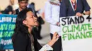 Para aktivis saat melakukan unjuk rasa di luar gedung yang menjadi lokasi perundingan United Nations Climate Change Conference atau kerap disebut COP28, Dubai pada 4 Desember 2023. (KARIM SAHIB/AFP)