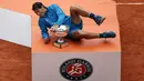 Rafael Nadal saat melakukan sesi foto dengan trofi Prancis Terbuka 2018 di Roland Garros stadium, Paris, (10/6/2018). Nadal menang atas Dominic Thiem tiga set 6-4, 6-3, 6-2. (AP/Christophe Ena)