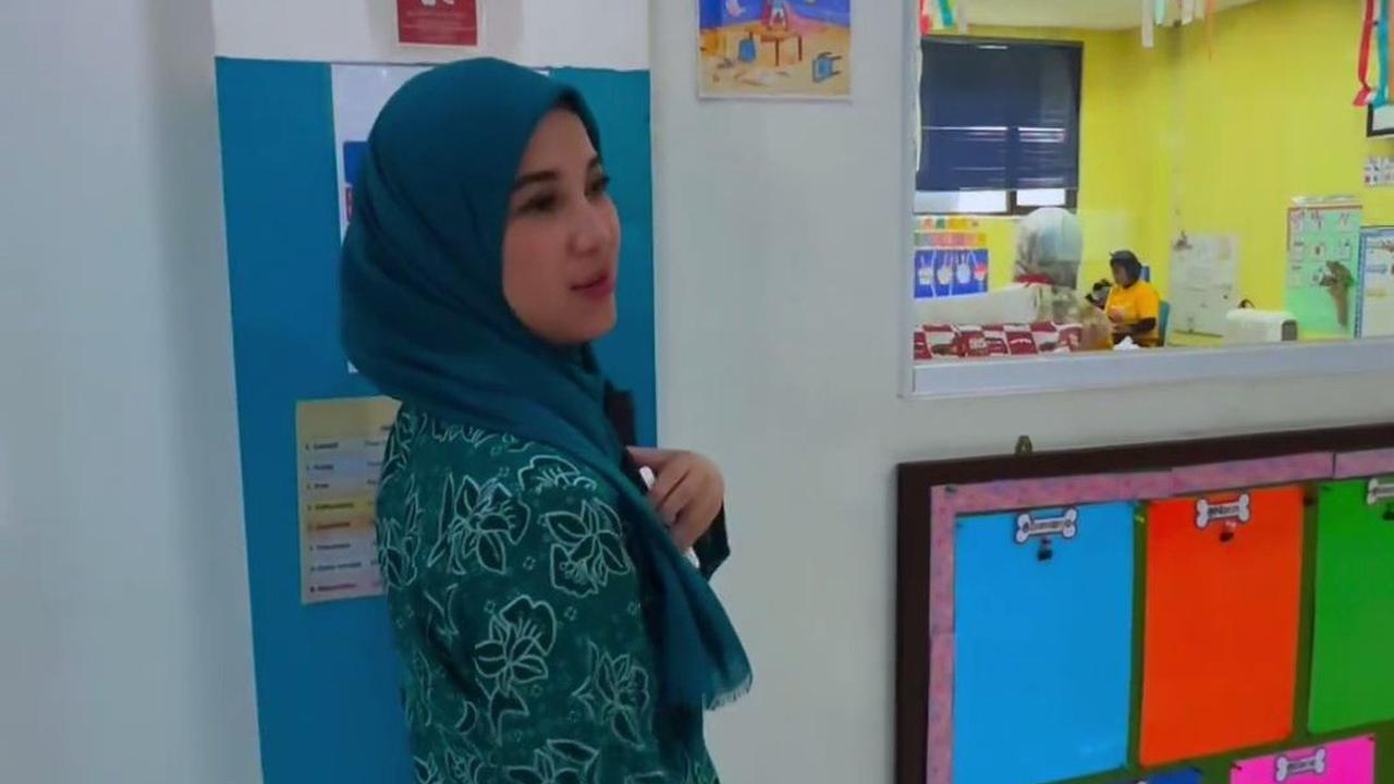 Pukul 11.30, setelah kegiatan sosialisasi selesai, Chacha Frederica menjemput putrinya yang sekolah di Semarang.