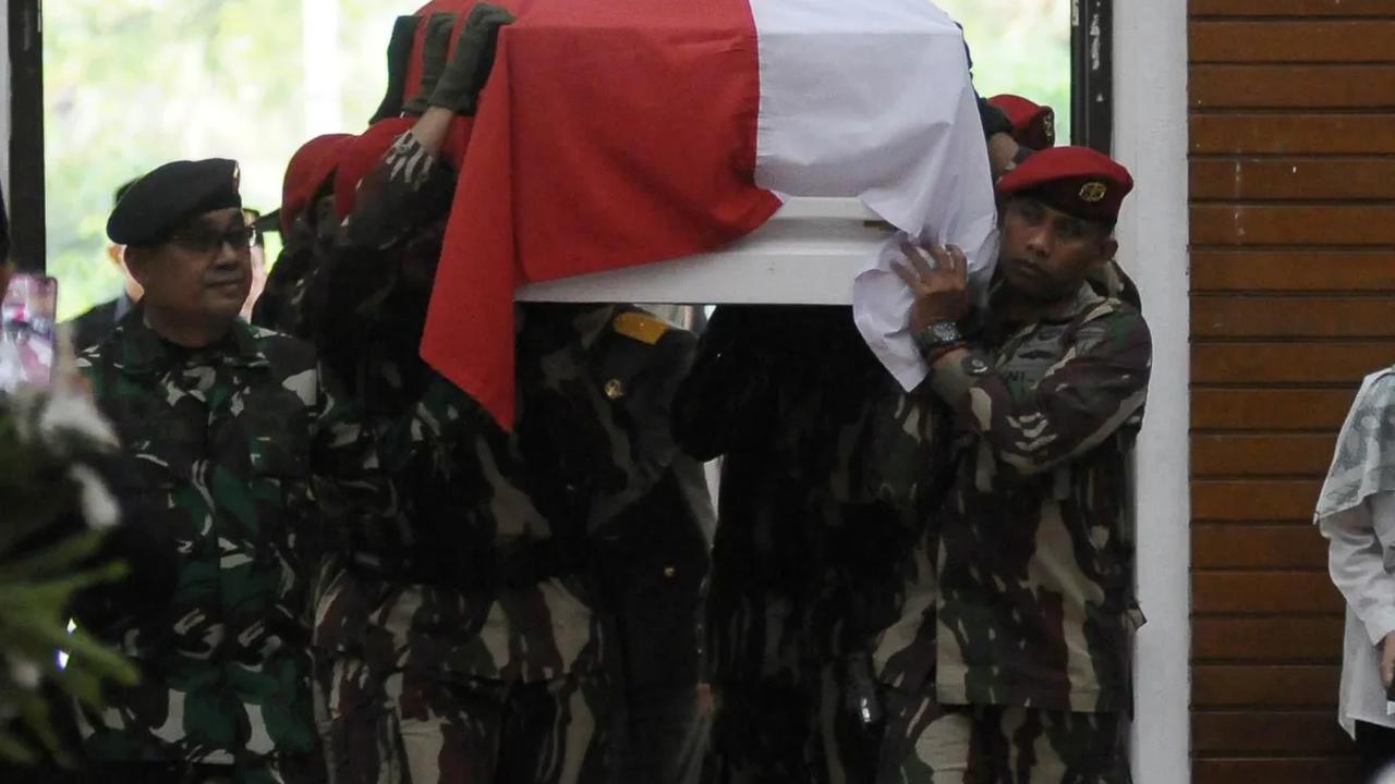 Jenazah mantan Kepala Badan Penanggulangan Bencana (BNPB) Letjen TNI (purn) Doni Monardo tiba di Markas Komando (Mako) Kopassus, Cijantung, Jakarta Timur, Senin (4/12/2023). <br>