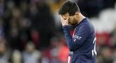 Pemain Paris Saint-Germain (PSG), Lionel Messi, tampak kecewa setelah ditaklukkan Stade Rennes pada laga Liga Prancis di Stadion Parc des Princes, Minggu (19/3/2023). La Pulga dan kawan-kawan dipecundangi Stade Rennes. (AP Photo/Christophe Ena)