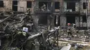 <p>Wali Kota Kryvyi Rih Oleksandr Vilkul mengatakan sebanyak tujuh orang terjebak di bawah reruntuhan, namun ia tidak memberikan rincian lebih lanjut. Reuters juga tidak dapat memverifikasi laporan tersebut secara independen. (AP Photo/Andriy Dubchak)</p>