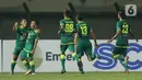 Para pemain Persebaya Surabaya merayakan gol yang dicetak oleh Rendi Irwan ke gawang Madura United pada laga Piala Menpora 2021 di Stadion Si Jalak Harupat, Bandung, Minggu (28/3/2021). Persebaya Surabaya menang 2-1. (Bola.com/M Iqbal Ichsan)