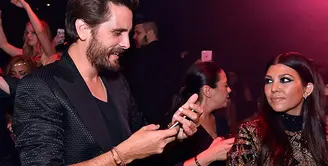 Kourtney Kardashian dan Scott Disick sepertinya menikmati kebersamaan mereka di pesta ulang tahun Kylie Jenner. (David Becker-WireImage- HollywoodLife)