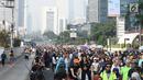 Warga berolahraga saat Car Free Day di Jalan MH Thamrin, Jakarta, Minggu (16/6/2019). Pemprov DKI Jakarta kembali memberlakukan HBKB atau car free day di Jalan MH Thamrin dan Jalan Jenderal Sudirman pascalibur lebaran setiap hari Minggu mulai pukul 06.00 - 11.00 WIB. (Liputan6.com/Angga Yuniar)