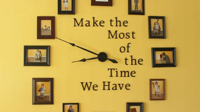 10 Ide Kreatif Jam Dinding yang Bakal Bikin Ruangan Makin Cantik