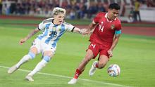 Duel antara pemain sayap Timnas Argentina, Alejandro Garnacho, berduel dengan kapten Timnas Indonesia, Asnawi Mangkualam, dalam laga FIFA Matchday di Stadion Utama Gelora Bung Karno (SUGBK) Senayan, Jakarta, Senin (19/6/2023). (Bola.com/Abdul Aziz)