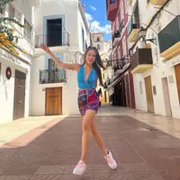 Berencana liburan ke pantai atau lokasi tropis lainnya? Berikut tren utama gaya liburan musim panas yang juga dipakai Cinta Laura (Foto: Instagram @cintalaura)