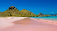 Pantai merah di Pulau Komodo