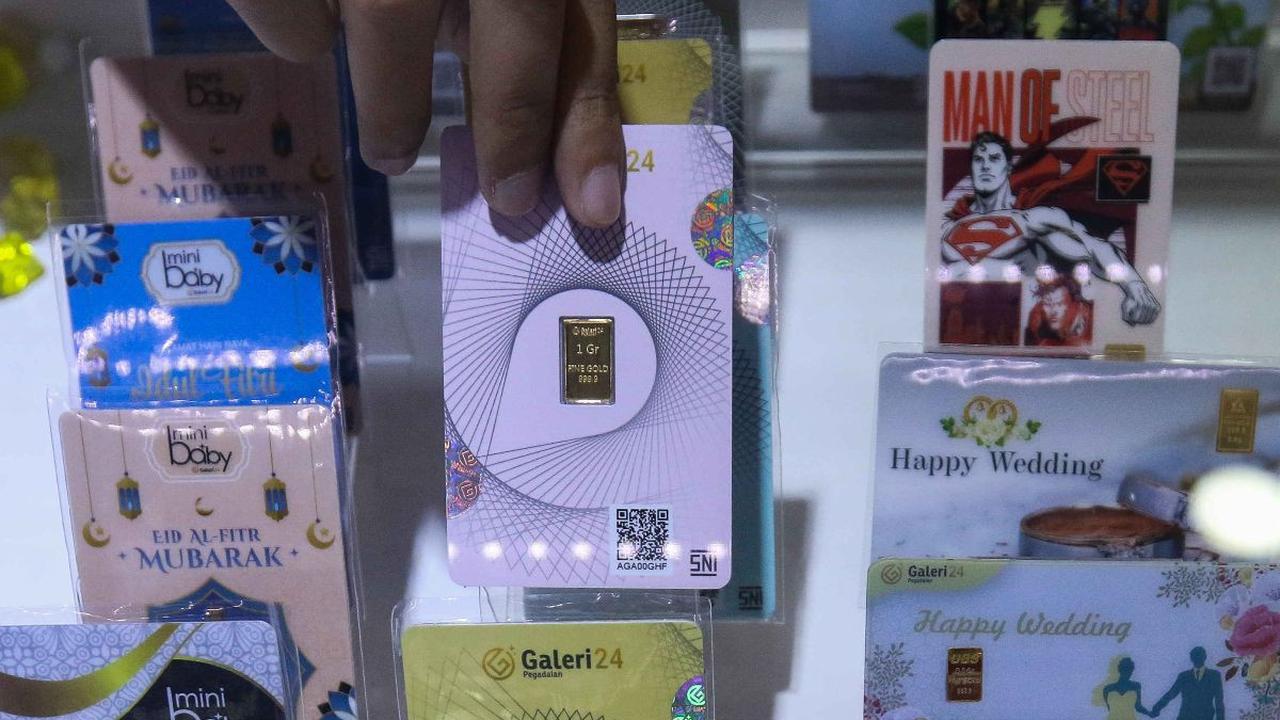 Pegawai menunjukkan produk emas batangan di Galeri 24 Pegadaian, Jakarta, Kamis (18/4/2024).&nbsp;Harga emas batangan PT Aneka Tambang (Persero) Tbk naik Rp14.000 per gram pada Kamis (18/4). Hal itu membuat harga emas mencatatkan rekor tertinggi sepanjang