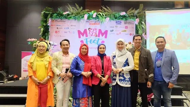 Adrian Maulana dan Dessy Ilsanty menghadiri acara CelebratingMoM5.