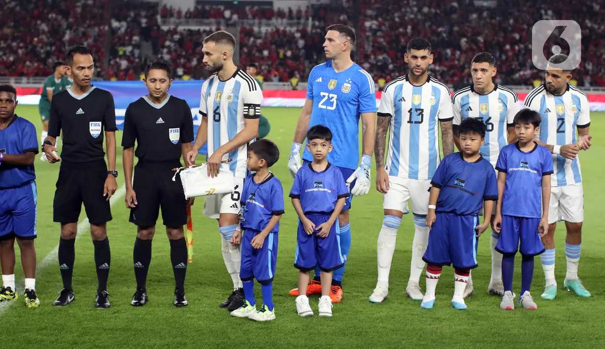 Wasit asal Malaysia Muhammad Usaid bin Jamal memimpin pertandingan. (Liputan6.com/Helmi Fithriansyah)