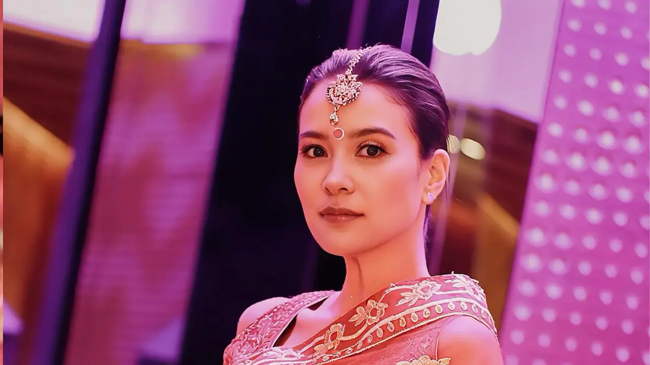 Marcella Zalianty Tampil Anggun dalam Balutan Sari India, Pesonanya Dipuji Bak Kajol di Perayaan Diwali Night
