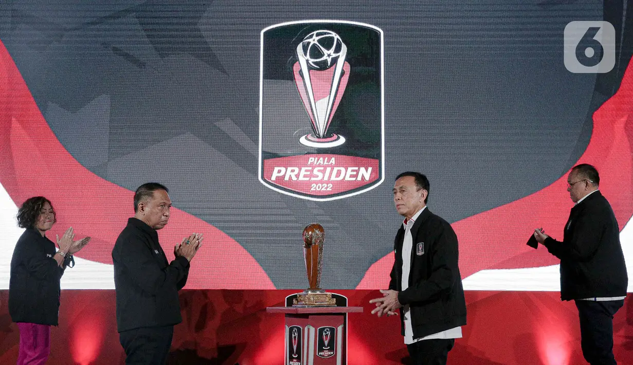 Menteri Pemuda dan Olahraga Zainudin Amali (kedua kiri) bersama Ketua Umum PSSI Mochamad Iriawan (kedua kanan), Direktur Programming SCM Harsiwi Achmad (kiri), dan Plt Direktur Utama PT LIB Sudjarno (kanan) pada acara launching Piala Presiden 2022 di SCTV Tower, Senayan City, Jakarta, Senin (6/6/2022). Piala Presiden 2022 akan berlangung pada 11 Juni hingga 17 Juli mendatang. (Liputan6.com/Faizal Fanani)