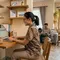 7 Ciri Orang Terlalu Memikirkan Pekerjaan Setelah Jam Kantor Menurut Psikologi