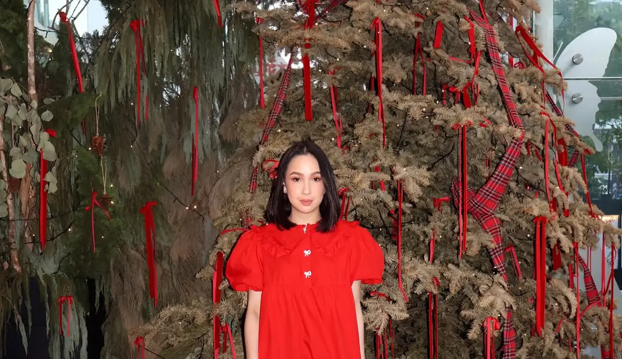 Agatha Pricilla terlihat fun dengan baby doll dress berlengan puffy. Dipadu dengan stocking dan heels hitam yang jadi sentuhan mature pada tampilannya di hari Natal [@agthpricilla]