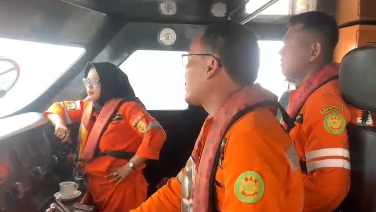 Lalu pada pukul 07.50 WIB, Kantor SAR Pekanbaru berkoordinasi dengan Kantor SAR Medan, MRCC Putra Jaya Malaysia dan VTS Dumai untuk melakukan pemapelan pada kapal-kapal yang melintas.