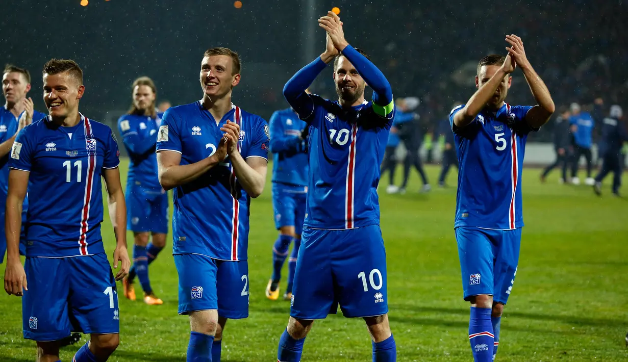 Pemain timnas Islandia bertepuk tangan usai laga Grup I Kualifikasi Piala Dunia 2018 melawan Kosovo di Laugardalsvollur, Senin (9/10). Islandia mencatat sejarah sebagai negara terkecil yang lolos ke Piala Dunia setelah menang 2-0. (AP/Brynjar Gunnarsson)