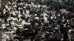 Massa peserta demo 4 November tidur di trotoar Jalan Gatot Subroto, Jakarta atau tepat di depan Gedung MPR/DPR RI, Jumat (4/11). Mereka terpaksa menginap di jalan depan Gedung DPR lantaran tak diizinkan masuk ke komplek parlemen (Liputan6.com/Johan Tallo)