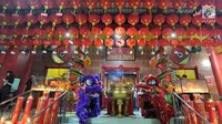 Barongsai melakukan persembahyangan di Vihara Kwan In Thang, Pondok Cabe, Tangsel, Banten, Senin (4/2). Sembahyang jelang Tahun Baru Imlek 2570 itu sebagai ungkapan syukur atas segala rejeki dan keselamatan dari Tuhan. (Merdeka.com/Arie Basuki)