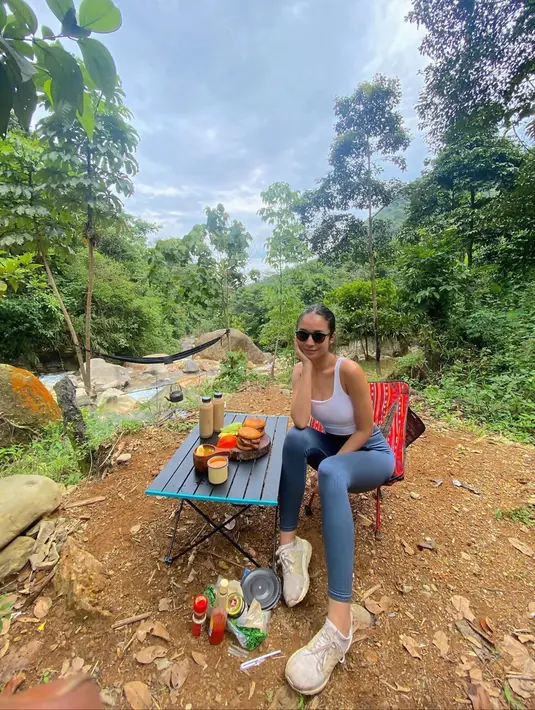 Kerap menjalani trekking di perbukitan, banyak netizen yang memberi berbagai tanggapan dalam media sosial Instagramnya. Tidak jarang yang penasaran apakah Asha tidak takut hitam dengan menjalani aktivitasnya tersebut. Namun pemeran Livia ini terlihat begitu senang saat menjalani perjalanan serunya tersebut. (Liputan6.com/IG/@asha.assuncao)