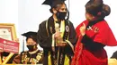Prilly Latuconsina mendapatkan predikat sebagai Lulusan Terbaik di tahun 2021. Lihat saja selendang yang dikenakan Prilly bertuliskan ‘Best Graduate UGP Class of 2021’. Bangga banget! (Instagram/prillylatuconsina96).