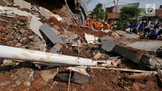 Puing Rumah Longsor di Kalisari Pasar Rebo