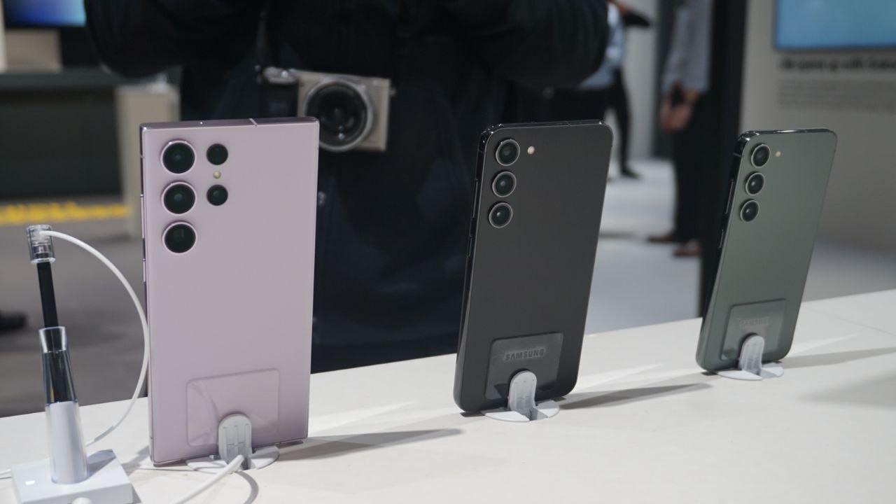 Bodi belakang Samsung Galaxy S23 Ultra (kiri), Galaxy S23 Plus (tengah), dan Galaxy S23 (kanan) (Liputan6.com/ Agustin Setyo W).