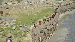 Personel baru pasukan keamanan Afghanistan saat mengambil bagian dalam pelatihan militer di daerah Bandejoy, Distrik Dara, Provinsi Panjshir, Afghanistan (21/8/2021). Sebelumnya beredar kabar, pasukan elite Afghanistan menyatakan janjinya untuk menumpas habis Taliban. (AFP/Ahmad Sahel Arman)