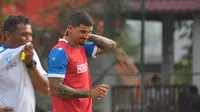 Pemain asing Arema FC, Arthur Cunha da Rocha, punya banyak tato di tubuhnya. (Bola.com/Iwan Setiawan)