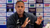 Pelatih Timnas Indonesia, Patrick Kluivert, memberikan keterangan pers di Stadion Utama Gelora Bung Karno (SUGBK) Senayan, Rabu (4/6/2025). Tim Garuda akan menghadapi China di Kualifikasi Piala Dunai 2026 yang digelar di SUGBK pada Kamis (5/6/2025) malam WIB. (Bola.com/Bagaskara Lazuardi)