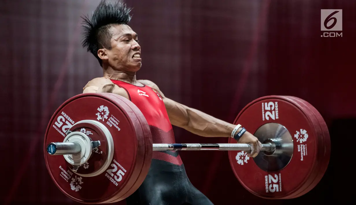 Lifter Indonesia, Deni saat berlaga pada Asian Games 2018 di JIExpo, Jakarta, Rabu (22/8). Deni mendapatkan total angkatan 318 dengan rinciannya adalah 141 untuk snatch dan 177 untuk clean and jerk. (Bola.com/Vitalis Yogi Trisna)