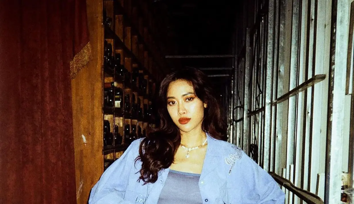 <p>Short lingerie favorit Widi Vierratale yang siap jadi kostum manggung, dipadukan dengan cropped tank top dan outerwear warna biru langit. [IG@widikidiwdkdw]</p>