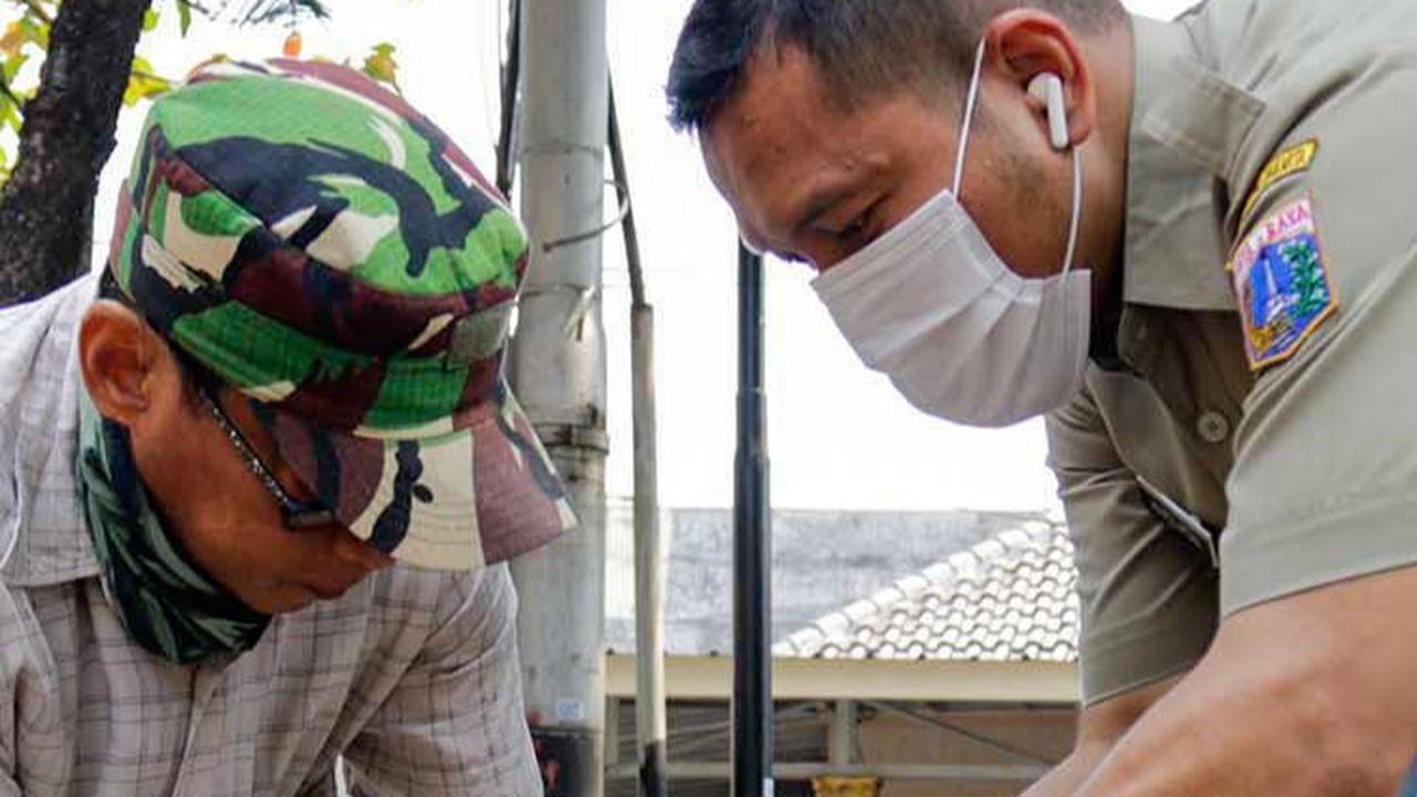 "Kalau ke klinik kan lumayan, apalagi saya punya lima kucing," kata Hari saat membawa kucingnya mengikuti vaksinasi rabies gratis di Taman Perdapa, Tebet, Selasa (26/9).<br>