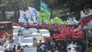 Ribuan buruh berjalan menuju bundaran Istana Merdeka, Jakarta, Jumat (30/10/2015). Aksi tersebut menimbulkan kemacetan lalu lintas kendaraan di sekitar kawasan Istana Negara. (Liputan6.com/Gempur M Surya)