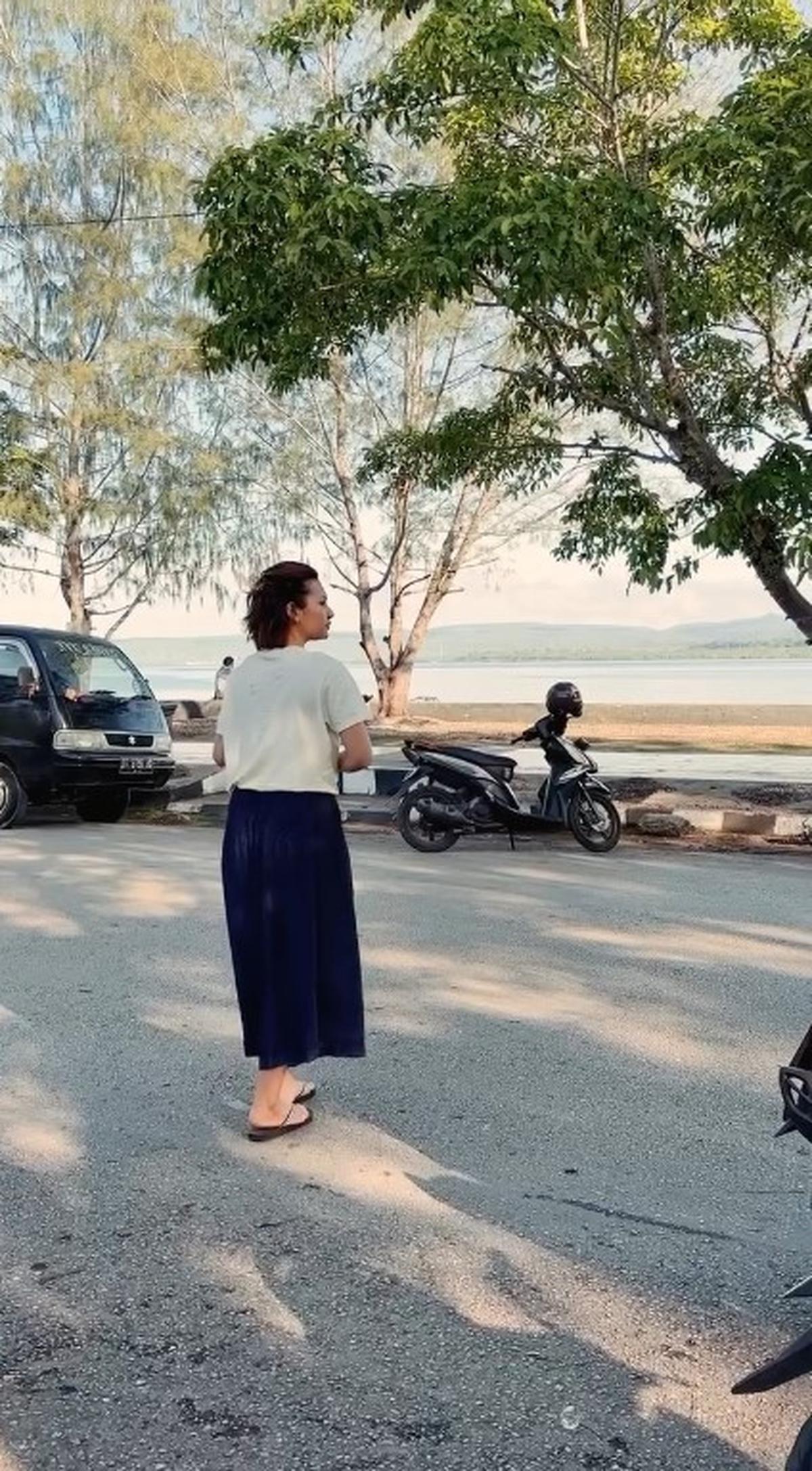 Dipuji Sederhana, Ini 7 Potret Indah Permatasari Sarapan di Pinggir Jalan - Nikmati Pemandangan di Kampung Halaman Suami