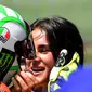 Pembalap Movistar Yamaha, Valentino Rossi menghampiri kekasihnya, Francesca Sofia Novello usai merebut pole position kualifikasi MotoGP Italia 2018. (TIZIANA FABI / AFP)