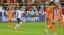 Pemain pengganti Ollie Watkins lantas menjadi penyelamat Inggris melalui gol penentu kemenangannya pada menit ke-91. (AP Photo/Martin Meissner)