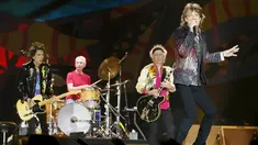 Band Veteran asal Inggris The Rolling Stones mengelar konser bertajuk "Amerika Latin Ole Tour" di Santiago, Chili (3/2). The Rolling Stones memberikan fans kesempatan memilih satu lagu pada konser melalui polling online. (REUTERS/Rodrigo Garrido)